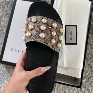 Gucci Supreme Pearl Slides